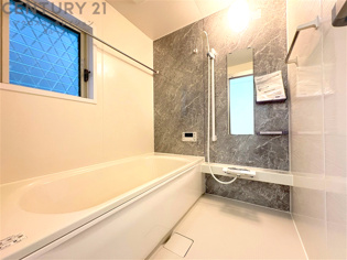 ユニットバスは省スペースでありながら、シンプルな設計と使いやすさを備え、簡便なメンテナンスが可能です。またミラー・小物置き場もあり便利です。