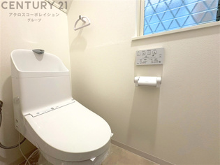 温水洗浄便座付トイレは温水洗浄機能により、暖かい水でおしりを洗浄することができ、冷たい水を使う従来の便座に比べ、温水洗浄機能で暖かいトイレを提供し、快適な使用を可能にします。