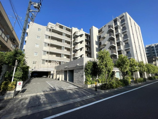 【外観】 | 陽光浴びる外観がシンプルな外観をより際立たせ、人々の記憶に存在感を植え付けます。