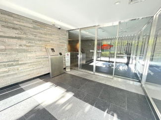 【その他共用部分】 | 清潔感と歓迎感があるエントランスホールとなります。