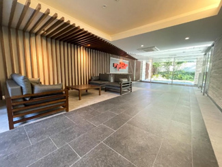 【その他共用部分】 | 重厚感溢れるエントランスは、マンションの優雅さを示す特徴でもあります。