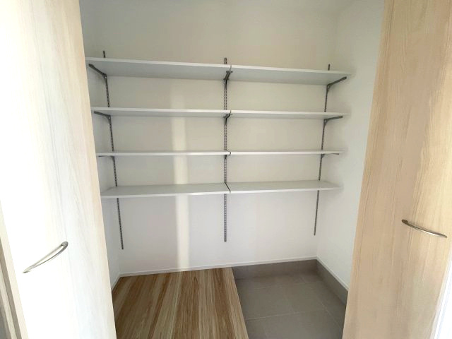 西区井口１丁目　№36137の収納|シューズインクローク
ベビーカーや趣味の道具の
置き場にも困りません。