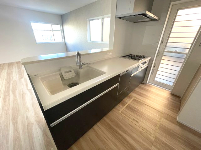 西区井口１丁目　№36137のキッチン|リビング全体を見渡せる
対面式キッチンです。