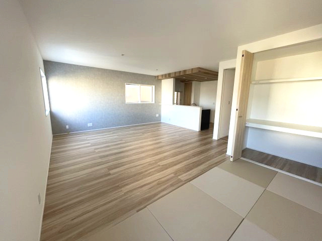 西区井口１丁目　№36137の居間・リビング|ＬＤＫ18.1帖
隣に和室もあります。