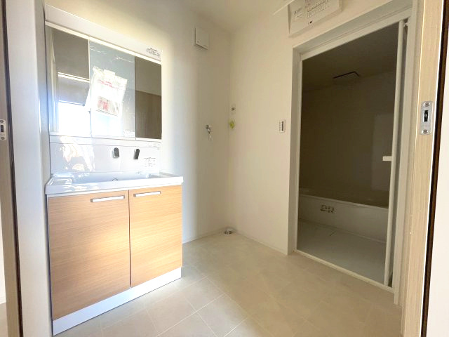 西区井口１丁目　№36137の洗面所|3面鏡の裏には便利な
収納があります。