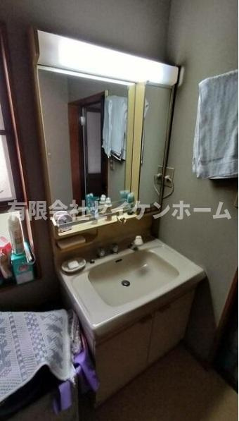 鴻巣市ひばり野1丁目　中古住宅の独立洗面台