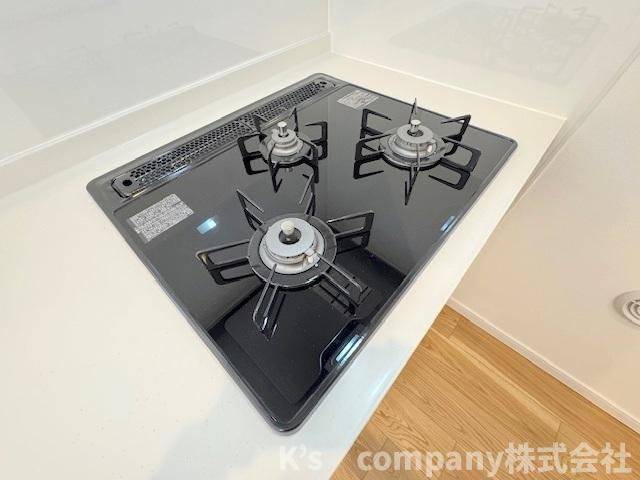 ◎茅ヶ崎市浜須賀　新築戸建　6号棟のキッチン|三口ガスコンロでお料理の幅が広がります◇