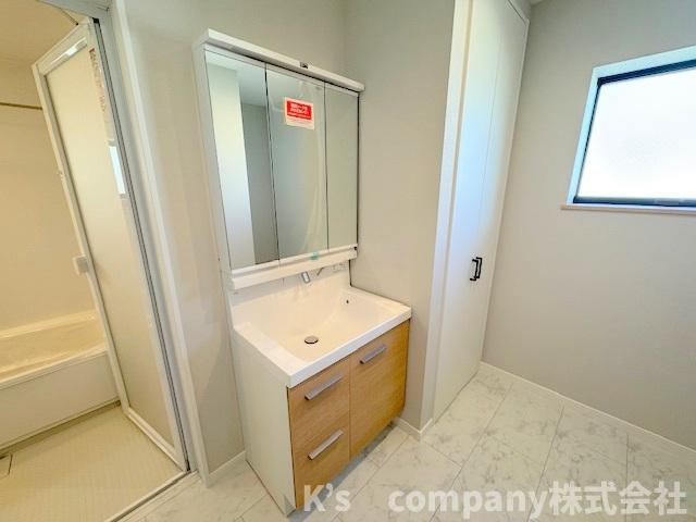 ◎茅ヶ崎市浜須賀　新築戸建　6号棟の独立洗面台|三面鏡の内側には小物収納が充実しています◇