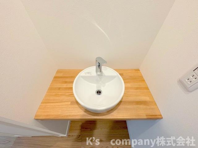 ◎茅ヶ崎市浜須賀　新築戸建　6号棟の洗面所|玄関ホールにある洗面スペース◇帰宅時にすぐに手洗いができます♪