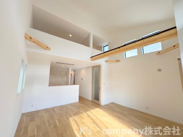 ◎茅ヶ崎市浜須賀　新築戸建　6号棟の居間・リビング|リビング広々19帖◇上部は勾配天井で開放感があります◇