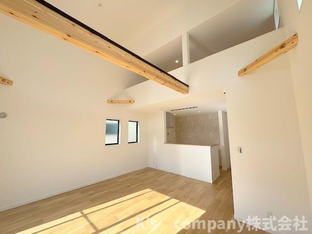 ◎茅ヶ崎市浜須賀　新築戸建　6号棟の居間・リビング|キッチンの上部にはロフトがあります◇