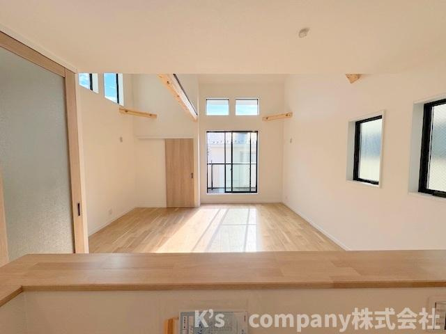 ◎茅ヶ崎市浜須賀　新築戸建　6号棟の居間・リビング|キッチン側から見たリビングスペース◇