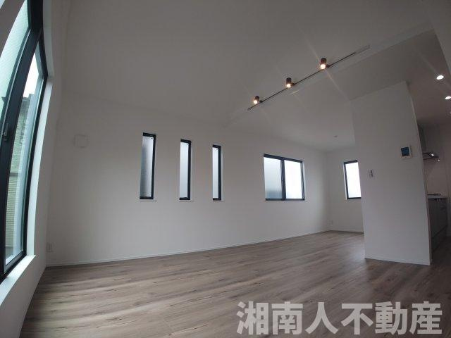 茅ヶ崎市矢畑　新築戸建全2棟　2号棟の居間・リビング|ゆったり過ごせるリビングです