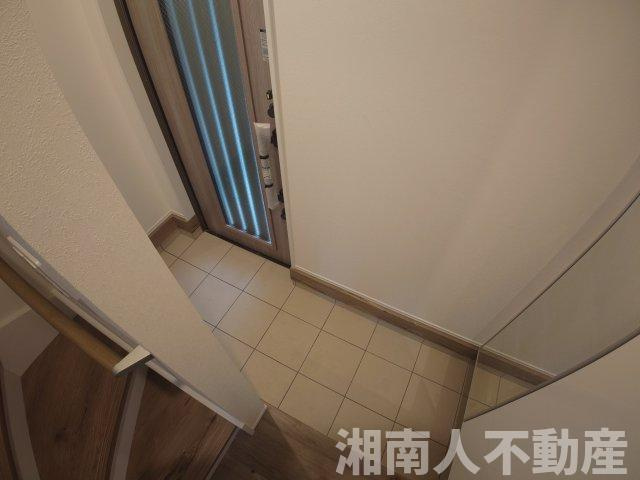 茅ヶ崎市矢畑　新築戸建全2棟　2号棟の玄関|明るい玄関です