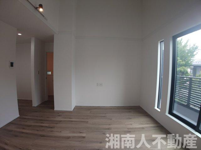 茅ヶ崎市矢畑　新築戸建全2棟　2号棟の居間・リビング|こちらのリビングで趣味の時間をお楽しみください