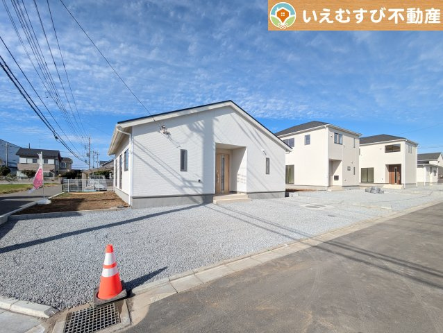 Cradle garden　上里町嘉美第4の駐車場|2台以上駐車可能なスペース完備
広々とした砂利敷きスペース。駐車するだけでなくBBQやプールも楽しめそう♪