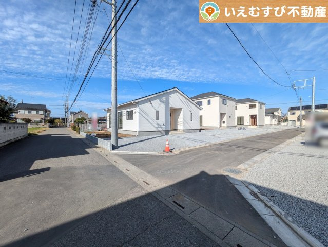 Cradle garden　上里町嘉美第4の前面道路含む現地写真|充分な広さの前面道路
間口が広くお車の出し入れも問題なく行えるスペースが確保されています♪