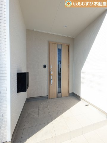 Cradle garden　上里町嘉美第4のエントランス|落ち着いた色づかいのエントランス
駐車場からアクセスの良いエントランス。雨の日や荷物が多くても安心の動線♪