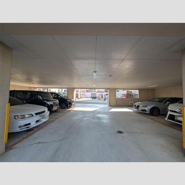 ルピナス南大路の駐車場