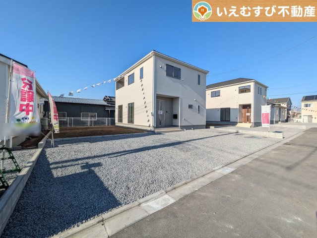 Cradle garden　上里町嘉美第4の駐車場|2台以上駐車可能なスペース完備
広々とした砂利敷きスペース。駐車するだけでなくBBQやプールも楽しめそう♪