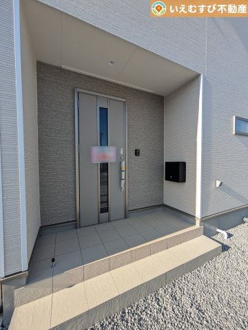 Cradle garden　上里町嘉美第4のエントランス|落ち着いた色づかいのエントランス
駐車場からアクセスの良いエントランス。雨の日や荷物が多くても安心の動線♪