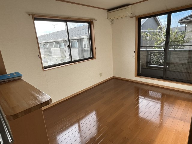 ローズガーデンの居間・リビング