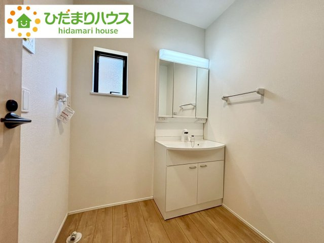 野田七光台24-1期　新築戸建　1号棟の独立洗面台|三面鏡の大きな鏡は憧れます(^^♪鏡の後ろは収納となっていて、細かいものでも収納できるのでスッキリと整理できます！							
