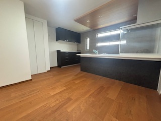 【居間・リビング】 | 西区観音新町3丁目（舟入南駅）【築後未入居】全４区画　NO2 | 18.88帖リビング☆
　対面式のキッチンでリビングが見渡せるので、お子様やご家族の様子が見えて安心です♪