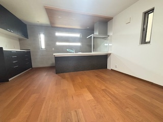 【居間・リビング】 | 西区観音新町3丁目（舟入南駅）【築後未入居】全４区画　NO2 | 18.88帖リビング☆
対面式のキッチンでリビングが見渡せるので、お子様やご家族の様子が見えて安心です♪