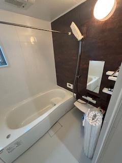 【浴室】 | 西区観音新町3丁目（舟入南駅）【築後未入居】全４区画　NO2 | ゆったりした浴槽は、足を伸ばしてゆったり湯船につかることができます。
浴室換気乾燥機付きで雨や夜のお洗濯にも大活躍♪