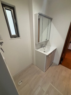 【独立洗面台】 | 西区観音新町3丁目（舟入南駅）【築後未入居】全４区画　NO2 | 三面鏡付きの洗面台は、メイクもドライヤーも余裕のスペースです☆