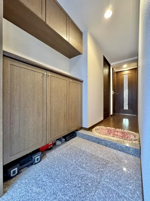 【玄関】 | レクセルガーデン水元公園 | 【玄関】玄関には大型のシューズクローゼットを設置しておりますのでいつでもスッキリりとした空間を保てます。玄関周りを清潔に使うのはとても大事なことですよね。