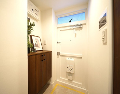 【内観：施工例】 | 上大岡ダイヤモンドマンション | 【モデルルーム】◆光の渦が溢れた明るい玄関ホール。「おかえり」と「ただいま」が交差するお家の顔とも言える場所は爽やかで心地良い空間となっています。すっきり片付いた玄関で来客時にも自信が持てそう。