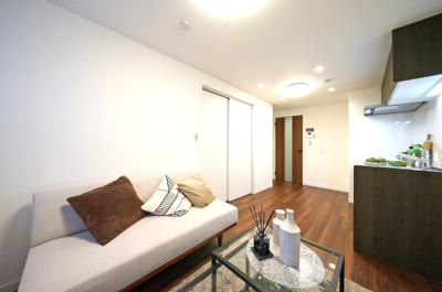 【内観：施工例】 | 上大岡ダイヤモンドマンション | 【モデルルーム】◆家族で食卓を囲むダイニングスペースと、ソファでゆったりくつろぐリビングスペースがしっかり区切られているので家具の配置や用途を使いわけしやすいです。