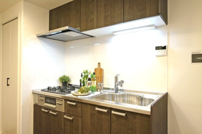 【内観：施工例】 | 上大岡ダイヤモンドマンション | 【モデルルーム】◆長い時間滞在するキッチンだからこそ、食事の準備を楽しい時間に、忙しい時でもスムーズに無駄なく作業できる、お手入れも簡単にできるなど、毎日を楽しくするキッチンスペースに仕上げました。