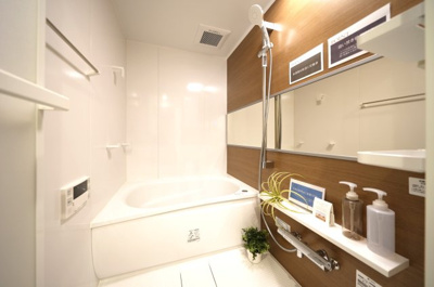 【内観：施工例】 | 上大岡ダイヤモンドマンション | 【モデルルーム】◆モダンデザインの空間が気持ちよさを高めてくれるバスルーム。すっきりとした清潔感の中に都会的なセンスが感じられ、心身をリフレッシュできる寛ぎを深めてくれるスペースです。