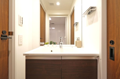 【内観：施工例】 | 上大岡ダイヤモンドマンション | 【モデルルーム】◆ご家族の1日が始まり、1日が終わりを締めくくる洗面空間。洗濯機を配置しても十分なスペースを確保した設計となっております。

