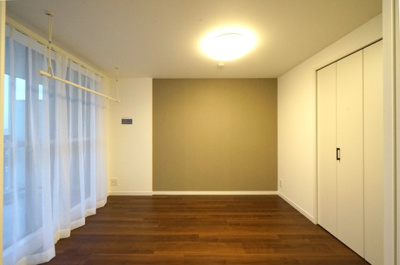 【内観：施工例】 | 上大岡ダイヤモンドマンション | 【モデルルーム】◆柔らかい陽光が差し込む明るいお部屋を演出する設計。彩光の取れる窓が気持ちの良いお部屋を創り上げます。