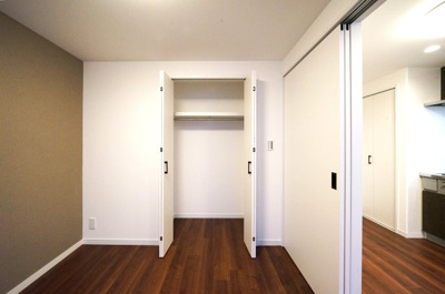 【内観：施工例】 | 上大岡ダイヤモンドマンション | 【モデルルーム】◆感性を育むプライベートルームはシンプルでスマートな空間。好みの空間で読書をしたり、音楽を聞いたりと一人の時間も充実したものにできます。