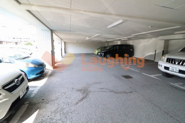 レジデンス高屋敷の駐車場|駐車場に車を止められます