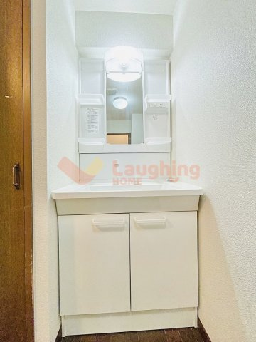 レジデンス高屋敷の独立洗面台|同建物の別タイプの写真です