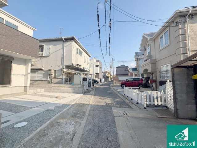 堺市西区浜寺昭和町　新築一戸建ての前面道路含む現地写真|周辺は閑静な住宅街！前面道路広々で車の出し入れも便利です。駐車が苦手な方でも安心して車庫入れできます！