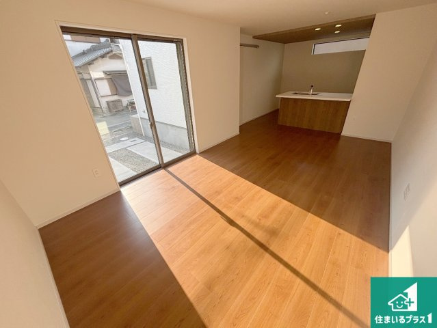 堺市西区浜寺昭和町　新築一戸建ての居間・リビング|日当たり良好の明るいリビングで朝の目覚めもスッキリできそう！対面キッチンでご家族のコミュニケーションも自然と増える設計！小さなお子様が遊ぶスペースを作っても広々とくつろげるLDK！