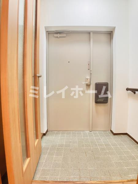 レジデンシア・フミの玄関|同建物内別のお部屋の参考写真になります。