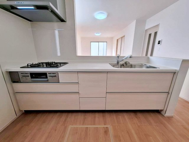 中頭郡読谷村字瀬名波の新築一戸建のキッチン|木目調のナチュラルな色でキッチンを明るく演出！