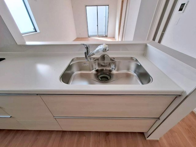 中頭郡読谷村字瀬名波の新築一戸建のキッチン|ハンドシャワー水栓でシンクの隅々まで洗い流せます♪