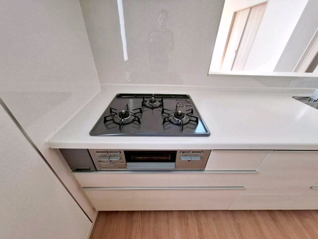 中頭郡読谷村字瀬名波の新築一戸建のキッチン|三口コンロ