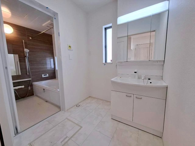 中頭郡読谷村字瀬名波の新築一戸建の独立洗面台|三面鏡洗面台☆彡