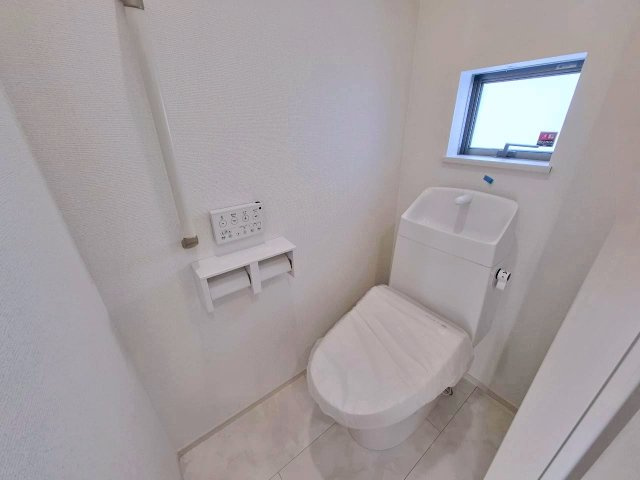 中頭郡読谷村字瀬名波の新築一戸建のトイレ|1階トイレ