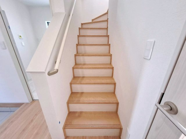 中頭郡読谷村字瀬名波の新築一戸建の内装|自然光差し込む階段です☆